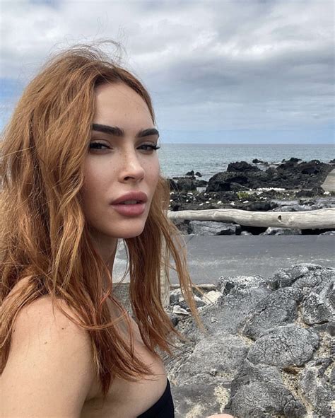 Megan Fox takes busty bikini selfie on beach getaway and shows。